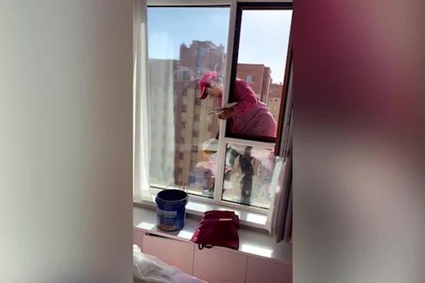 Nhân viên vệ sinh trèo ra ngoài cửa sổ tầng 9 lau kính, chủ nhà hoảng sợ vì nhiệt tình thái quá - Ảnh 1